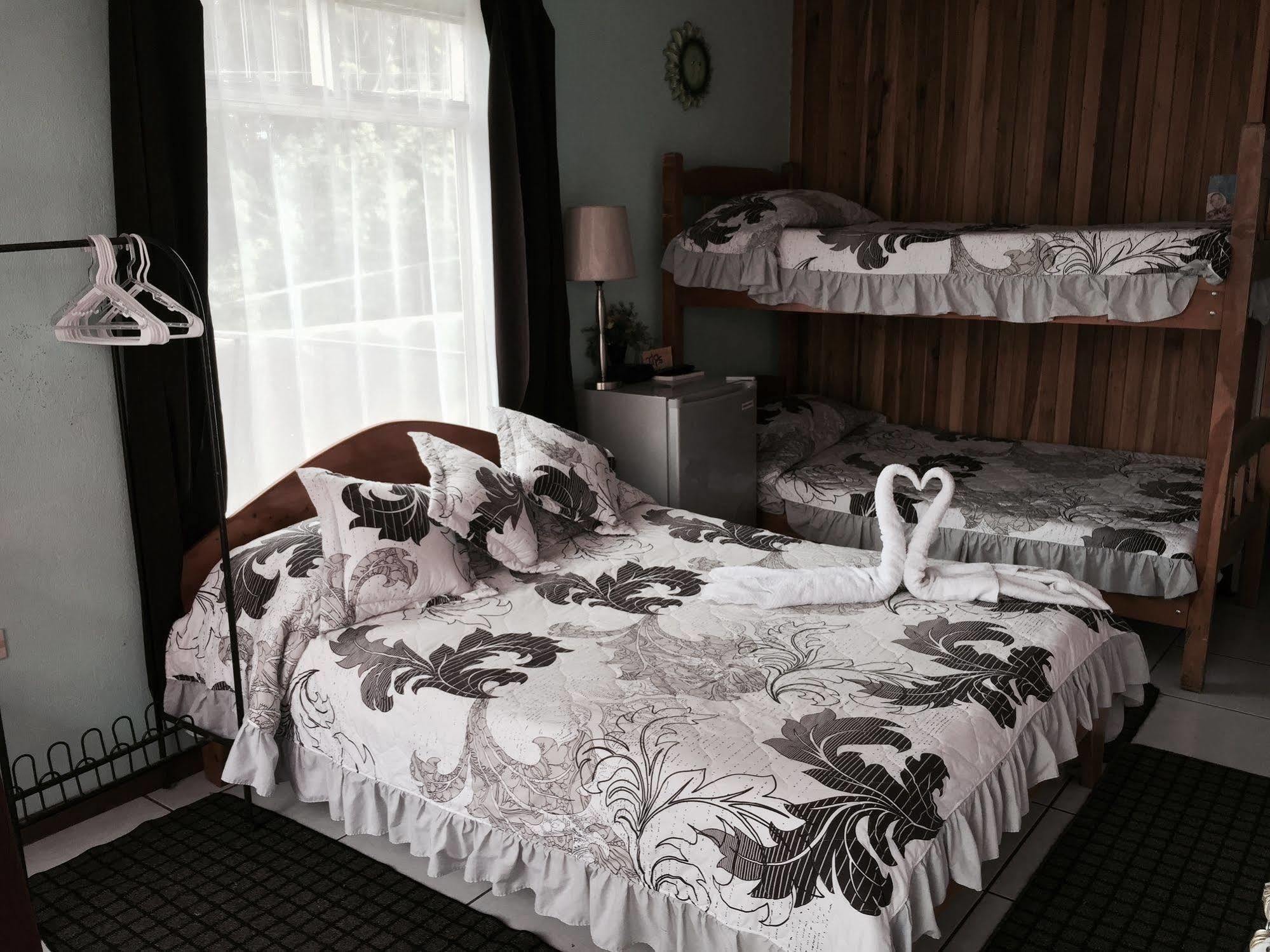 Hotel & Hostel Sloth Backpackers Monteverde ภายนอก รูปภาพ